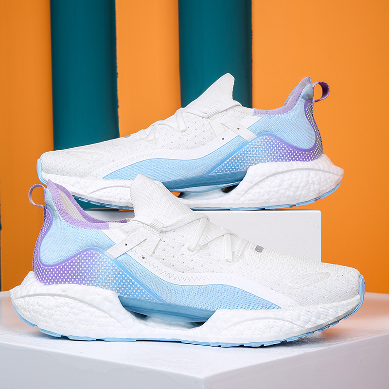 Soft-soled running shoes with flying mesh face 02